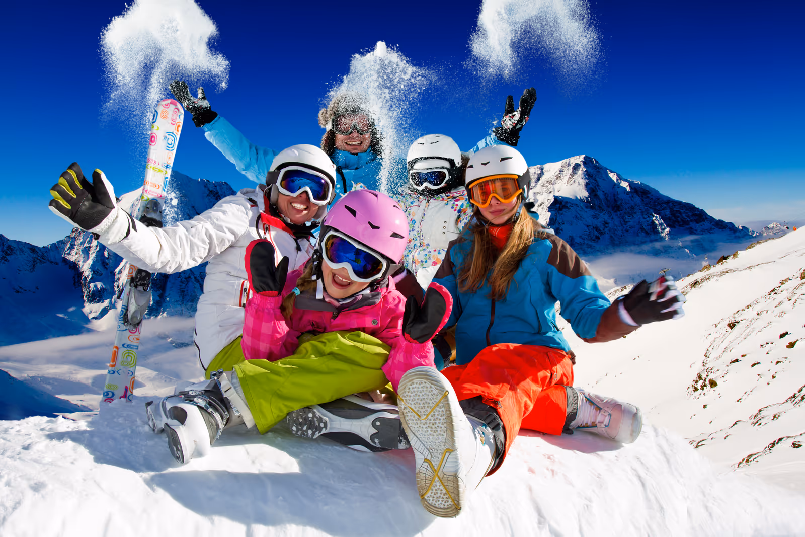 Skifahrer im Tiefschnee oberhalb eines Skiorts in den Alpen