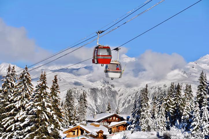 Verschneite Skiorte in den Alpen