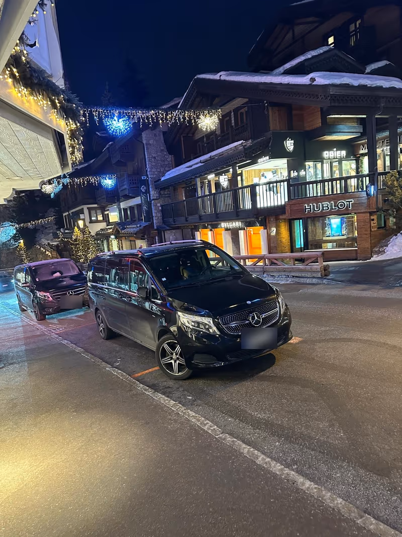Notre Mercedes Classe V à Courchevel, un soir d’hiver.