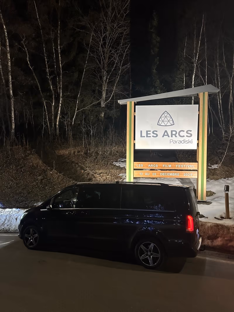 Notre Mercedes Classe V à l’entrée des Arcs.
