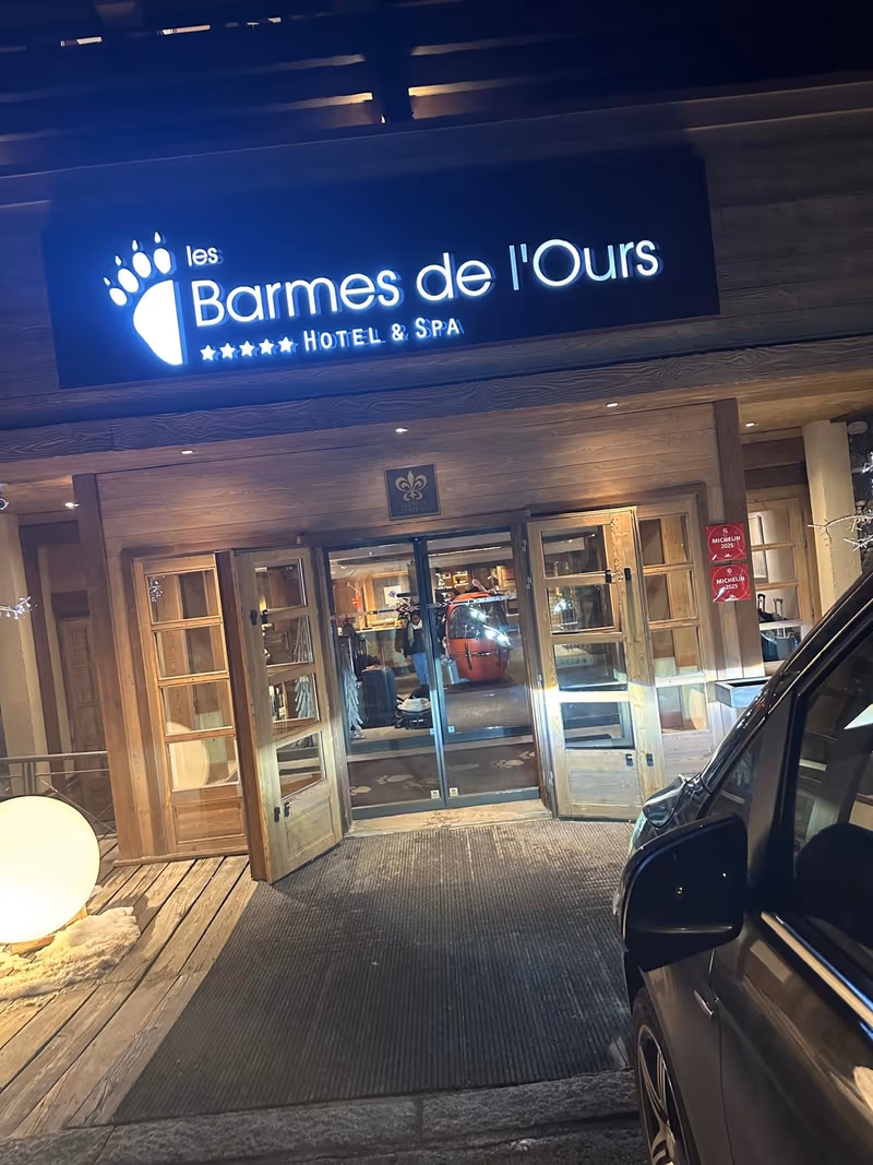 Dépose devant Les Barmes de l’Ours, à Val d’Isère.