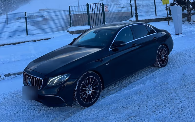 Schwarze Mercedes E-Klasse Limousine